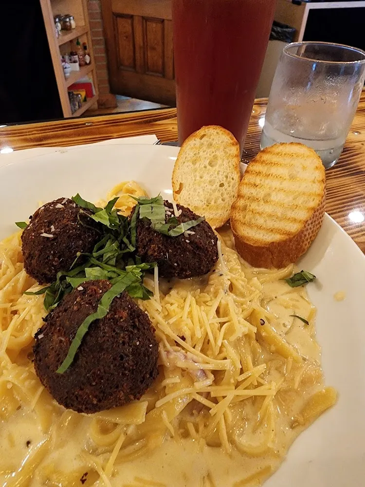 Pasta with Alfredo Sauce and Meatballs